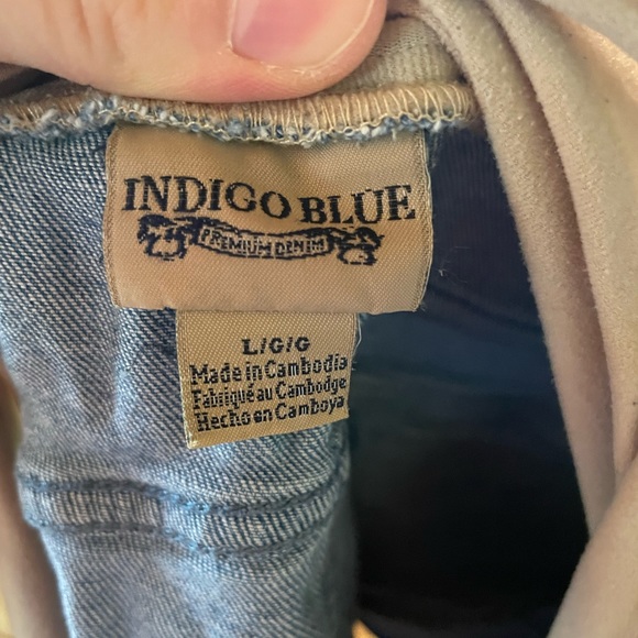 Cut-Off Denim Maternity Shorts - Picture 3 of 3